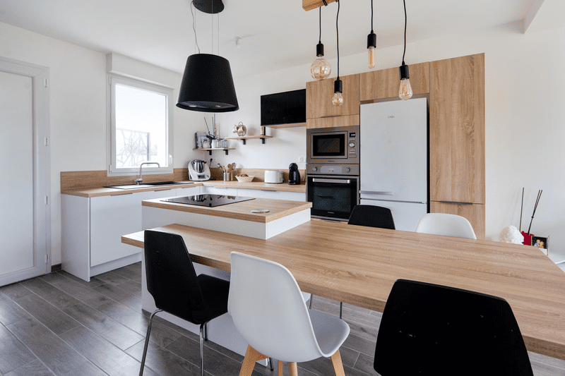 Cuisine ouverte bois et blanche avec îlot central à Héric | Raison Home